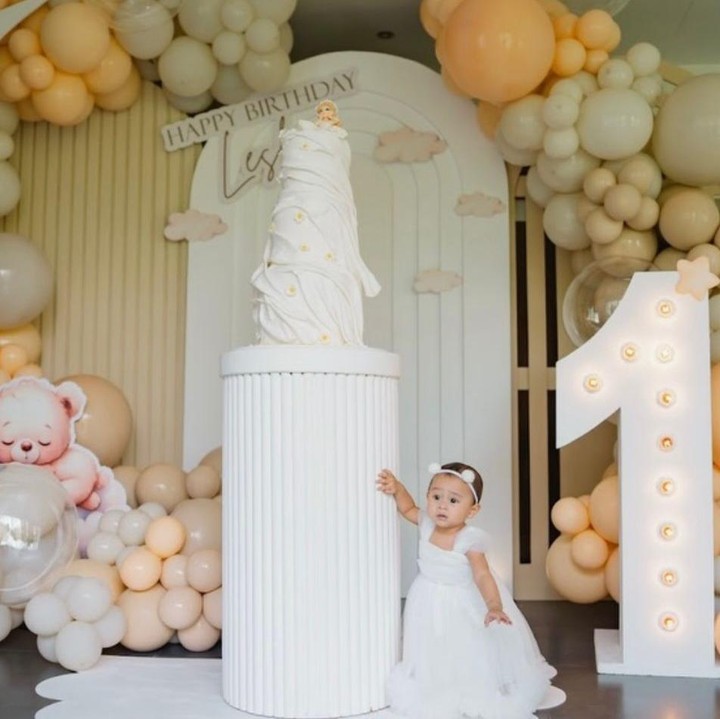 <p>Meski belum sepenuhnya mengerti makna dari perayaan ulang tahun, Si Kecil ini tetap terlihat antusias di hari spesialnya. Bahkan, dari salah satu potret yang dibagikan, Leshia sudah mulai belajar berdiri lho, Bunda. (Foto: Instagram @leshiativana)</p>