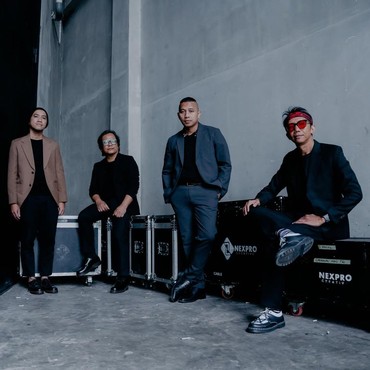 Lirik Lagu Mendengar Kabar - The Rain