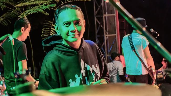 Vokalis band Element, Lucky Widja, meninggal dunia pada Minggu (25/1). Ia sebelumnya pernah ungkap penyakit yang diderita.