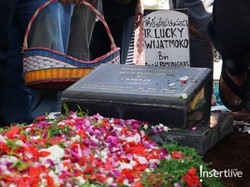 7 Potret Momen Haru Pemakaman Lucky Element di TPU Jeruk Purut