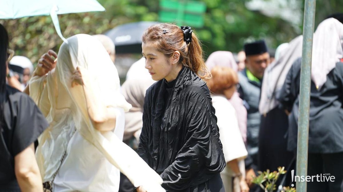 Pemakaman Lucky Element - Insertlive&period;com