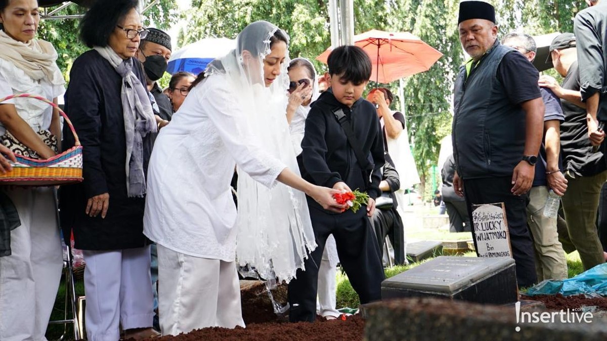 Pemakaman Lucky Element - Insertlive&period;com