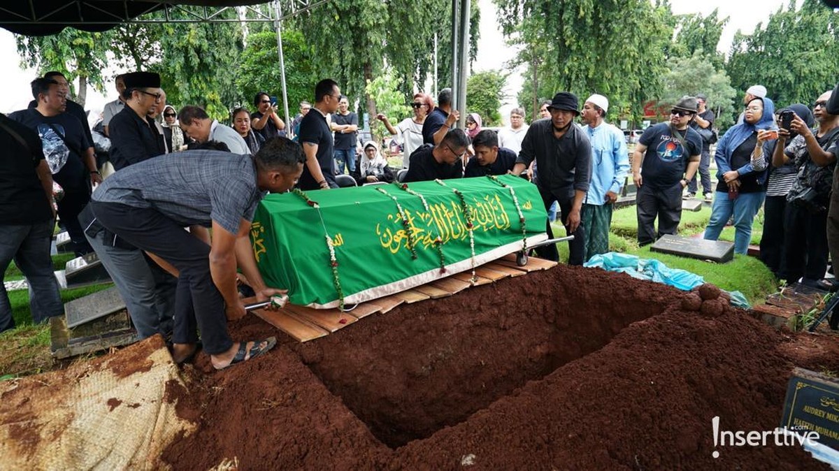 Pemakaman Lucky Element - Insertlive&period;com