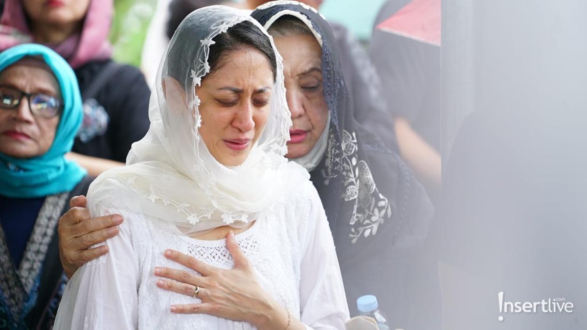 Pemakaman Lucky Element - Insertlive&period;com