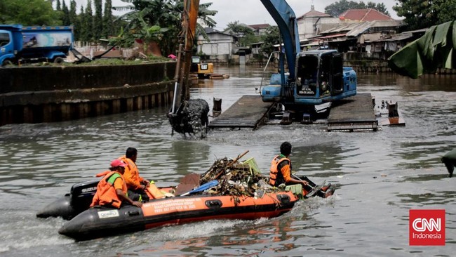 Pemerintah Provinsi (Pemprov) DKI Jakarta melakukan pengerukan di sejumlah sungai antisipasi cuaca ekstrem yang diprediksi terjadi besok.