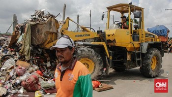 FOTO: Pembersihan Sampah Material Sisa Banjir di Rawabuaya Jakbar
