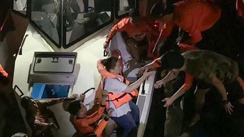 FOTO: Kapal Feri Tenggelam Tewaskan 8 Orang di Filipina