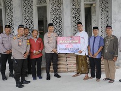 Polres Kediri Salurkan Bantuan Semen untuk Masjid An Nur Al Utsmani