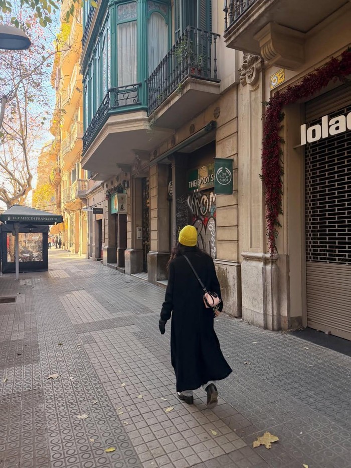Potret-potret liburan yang diposting Shin Min Ah menunjukkan perjalanannya ketika menyusuri keindahan kota Barcelona di Spanyol dengan berjalan kaki menikmati udara segar di cuaca cerah./ Foto: instagram.com/ilusomina