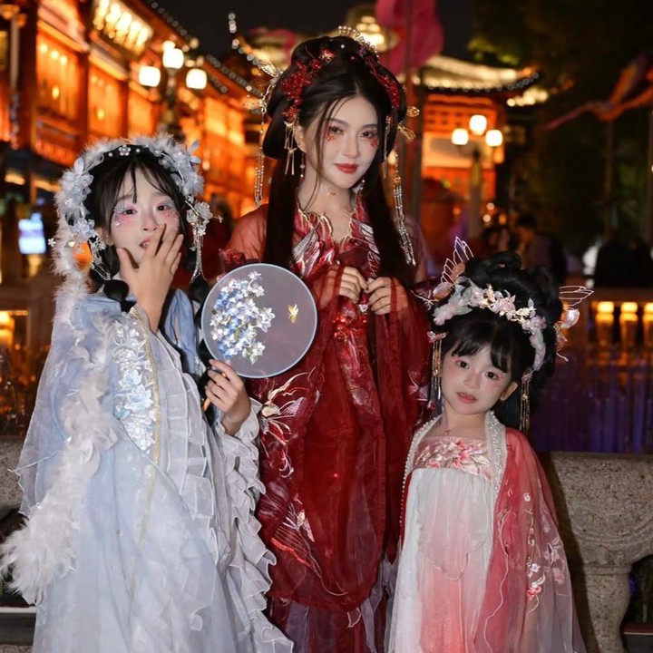 <p>Dalam potret tersebut, Sarwendah terlihat mengenakan busana tradisional China yang didominasi dengan warna merah. Sementara itu, kedua putrinya, Thalia dan Thania, tampil tak kalah cantik dengan balutan busana berwarna biru muda dan merah yang serasi. (Foto: Instagram @sarwendah29)</p>