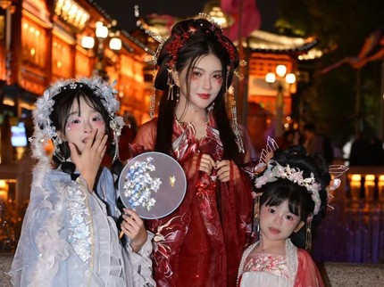 Potret Sarwendah dan Kedua Putrinya Berlibur ke Shanghai, Berdandan ala Dracin