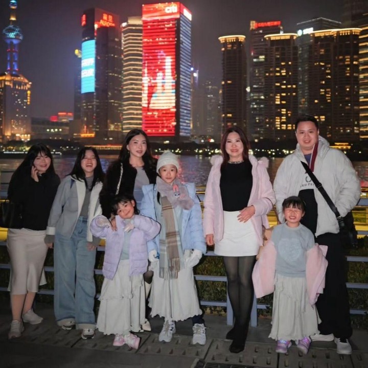 <p>Liburan kali ini terasa semakin spesial karena Sarwendah tak hanya pergi bersama anak-anaknya. Ia juga mengajak keluarga besarnya, termasuk sang ibunda, Rospita Tyoa. Momen tersebut dibagikan langsung oleh Sarwendah melalui Instagram miliknya. "Perjalanan keluarga ke Shanghai. Kalian suka yang mana sayang?" ugkap Sarwendah, menilik dari akun Instagram <em>@sarwendah29</em>. (Foto: Instagram @sarwendah29)</p>