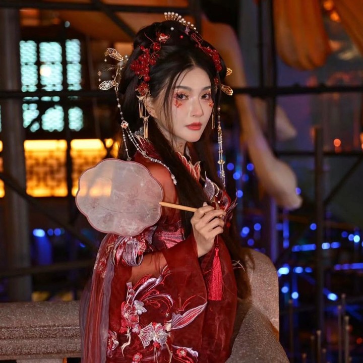 <p>Selain menjelajahi berbagai sudut di Kota Shanghai, Sarwendah juga tampil dengan gaya yang mencuri perhatian di salah satu momen. Mengintip dari salah satu unggahannya, Sarwendah menjelma menjadi sosok bidadari cantik ala aktris di Drama China. (Foto: Instagram @sarwendah29)</p>