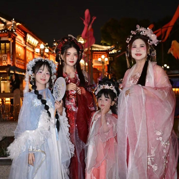 <p>Tak ingin ketinggalan momen, ibunda Sarwendah juga turut didandani seperti&nbsp;tokoh dalam Dracin, Bunda. Mereka tampil kompak mengenakan busana dengan tema yang sama. Sarwendah pun menyebut bahwa hanya keluarganyalah yang menjadi tempat pulang baginya. "Keluarga adalah tempat di mana hati kita menemukan kedamaian, dan di mana kita tidak pernah merasa sendirian," tutur Sarwendah. (Foto: Instagram @sarwendah29)</p>