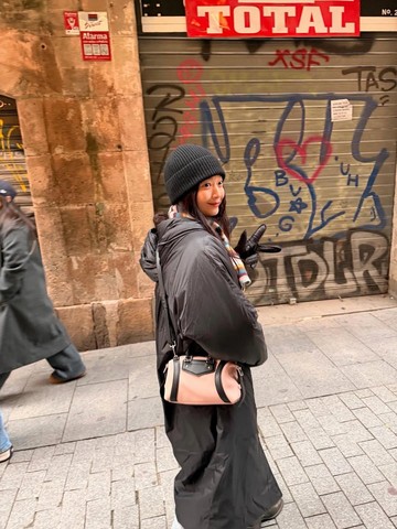 10 Potret Menawan Shin Min Ah Nikmati Bulan Madu di Spanyol