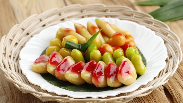 Kanom Look Choup &lpar;Thai&rpar; or Kue Ku Buah &lpar;Indonesia&rpar;&comma; Fruit Shaped Mung Beans Made from Mung Beans and Sugar&comma; Manual Hand Shaped like a Mini Fruit or Vegetable&period;