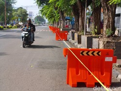 Dishub Sidoarjo Pasang Road Barrier Cegah Parkir Liar di Pucang