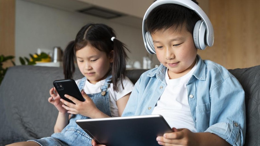 Screen Time Berlebih pada Anak
