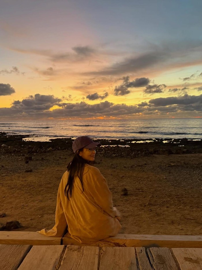 Segala bentang alam ditelusuri Shin Min Ah selama berada di Spanyol, termasuk pantai di bagian utara Pulau Tenerife yang menyajikan pemandangan indah lautan luas beserta eksotisnya sinar mentari menyinari awan dan langit./ Foto: instagram.com/ilusomina