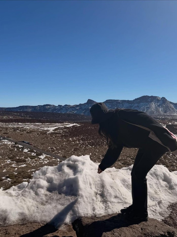 Selain berburu oleh-oleh, Shin Min Ah juga menjelajah alam di negeri Spanyol dengan menjejakkan kaki dan menyentuh kepingan salju di Gunung Teide yang terletak di Kepulauan Canaria./ Foto: instagram.com/ilusomina