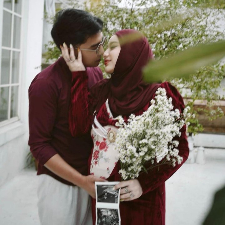 <p>Kabar bahagia tengah datang menghampiri keluarga artis Cindy Fatikasari dan Tengku Firmansyah. Putri sulung mereka, Tengku Syaira Anataya, kini tengah mengandung anak pertamanya. Kehamilan Tengku Syaira pun disambut rasa syukur oleh keluarganya, termasuk Cindy yang sebentar lagi akan menjadi nenek. (Foto: Instagram @osnapitzcha)</p>