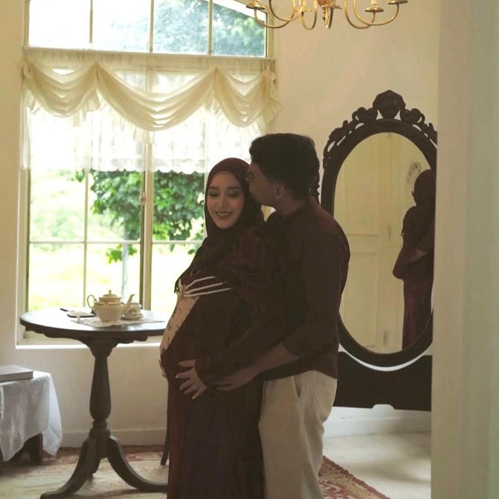 <p>Dalam unggahannya, Tengku Syaira membagikan beberapa potret kebersamaannya dengan sang suami. Mengintip dari salah satu potretnya, pasangan ini tampil kompak mengenakan busana bernuansa <em>maroon</em>. "Kemarilah dengan lembut, Si Kecil," ungkap Tengku Syaira. (Foto: Instagram @osnapitzcha)</p>