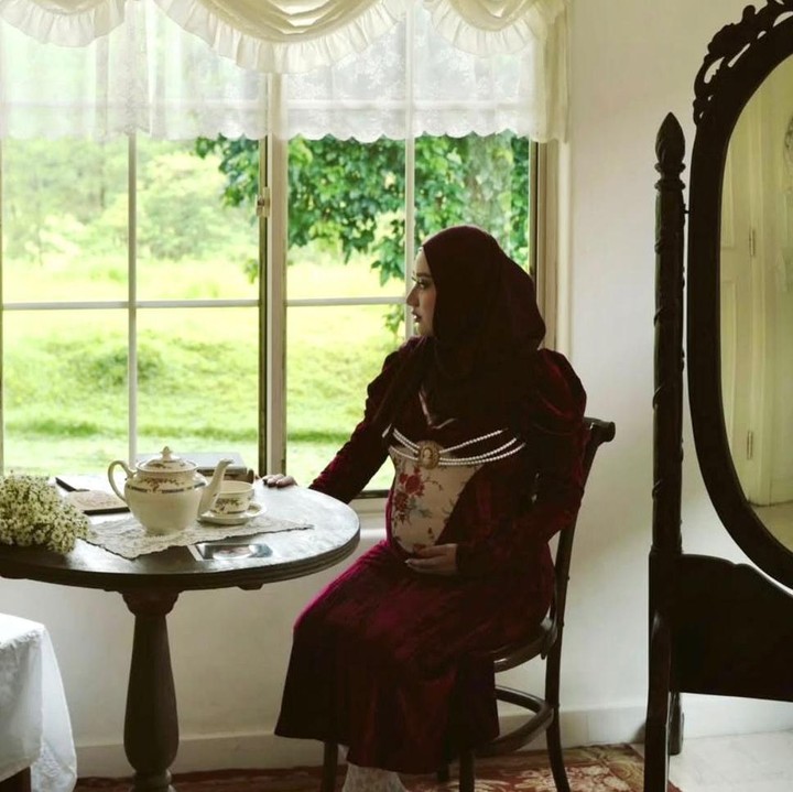 <p>Sebelumnya, Cindy Fatikasari melepas putri sulungnya itu untuk menikah dengan pria pilihannya, Jodi Andejo Koni, pada tahun 2023. Kabar kehamilan Tengku Syaira dibagikan langsung melalui akun Instagram <em>@osnapitzcha</em>. (Foto: Instagram @osnapitzcha)</p>