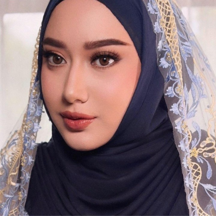 <p>Tak hanya busana yang dikenakan terlihat indah, Tengku Syaira juga tampil&nbsp;<em>glowing</em> dengan riasan <em>bold</em> serta alis yang tampak tegas. &ldquo;Pembacaan Al-Qur&rsquo;an 7 bulanan,&rdquo; tulis Tengku Syaira. (Foto: Instagram @osnapitzcha/@cindyfatikasari18)</p>
