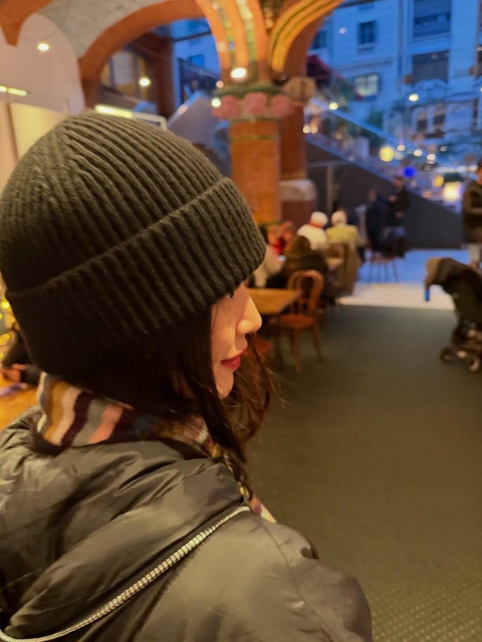 Setiap langkah Shin Min Ah tentu tak luput dari perhatian Kim Woo Bin yang mengabadikan kecantikan dan pergerakan manis sang istri melalui sederet potret yang diunggah bintang drama 'My Girlfriend is Gumiho' tersebut./ Foto: instagram.com/ilusomina