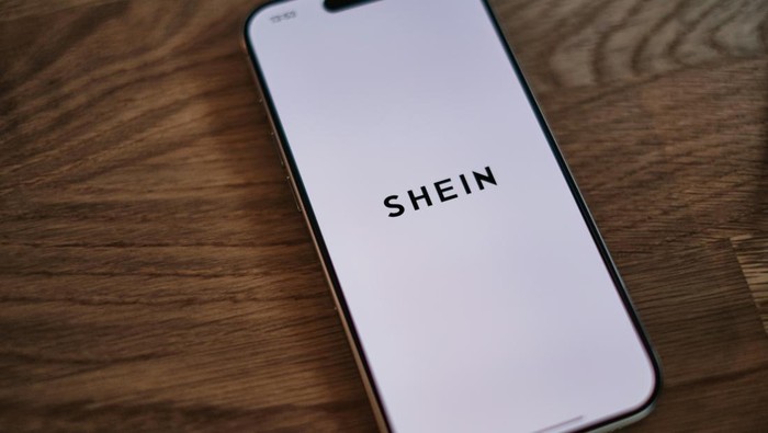 Shein adalah brand ultra-fast fashion asal China yang buka toko perdana di Le BHV Marais, Paris. Pembukaannya tuai kecaman dan menimbulkan boikot dari merek lokal.