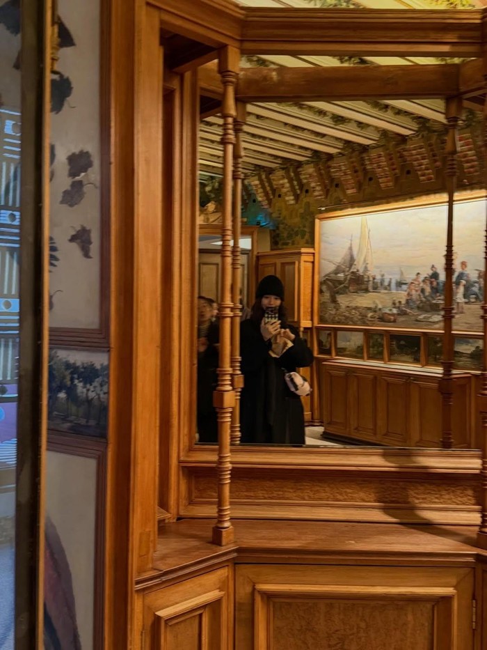 Shin Min Ah turut mengunjungi bangunan bersejarah dengan arsitektur oriental dan neoklasik yakni musim Casa Vicens yang terletak di Gracia di Carrer de les Carolines, Barcelona./ Foto: instagram.com/ilusomina