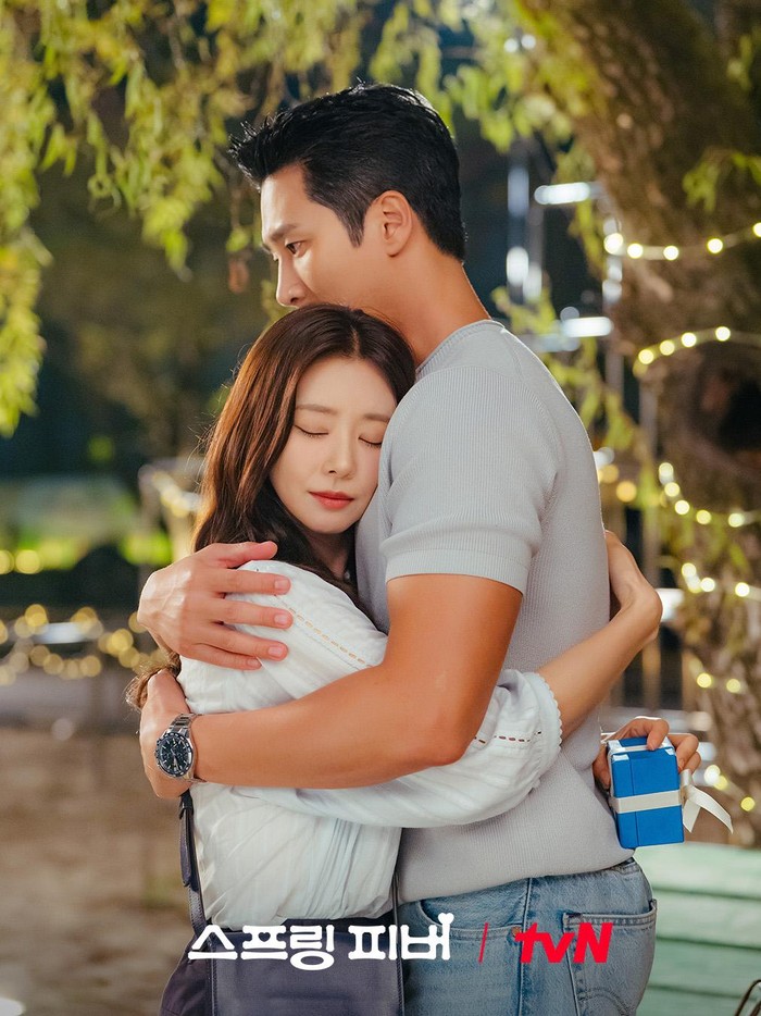 Drama Korea Spring Fever menceritakan Yoon Bom (Lee Joo Bin) merupakan guru sekolah dari Seoul yang memutuskan pindah mengajar ke sekolah di kota kecil karena suatu alasan.