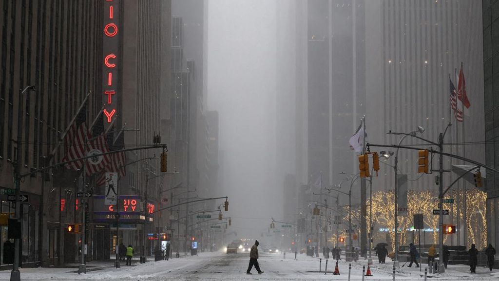 FOTO: Badai Salju Dahsyat Hantam AS, Suhu Anjlok di Bawah Titik Beku