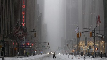 FOTO: Badai Salju Dahsyat Hantam AS, Suhu Anjlok di Bawah Titik Beku