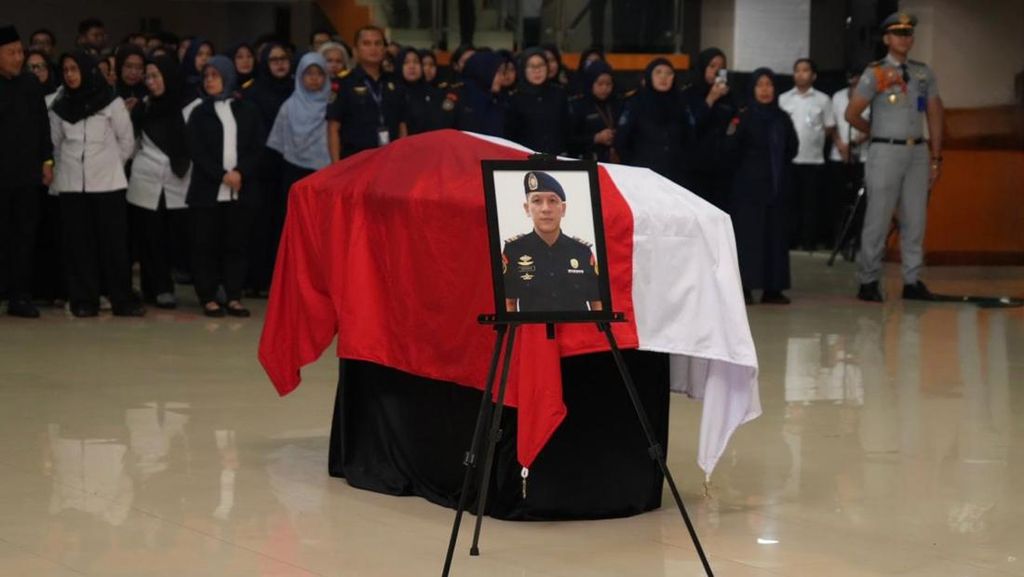 Taspen Serahkan Manfaat JKK bagi Korban Kecelakaan Pesawat ATR 42-500