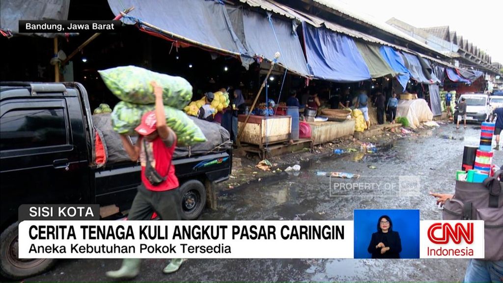 VIDEO: Cerita Kuli Angkut di Balik Ramainya Pasar Caringin