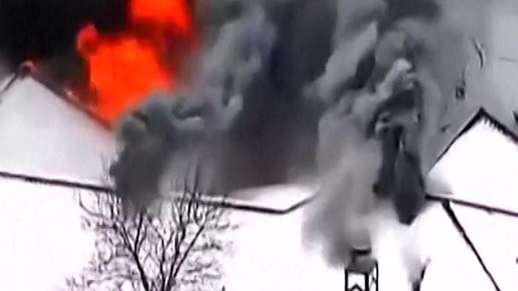 Rumah Terbakar Hebat di Tengah Badai Salju Ekstrem AS