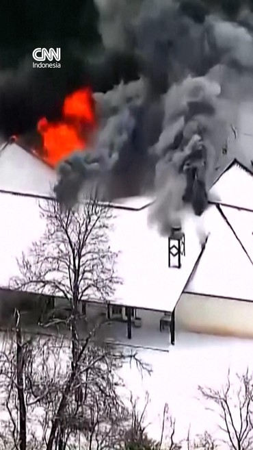 Rumah Terbakar Hebat di Tengah Badai Salju Ekstrem AS