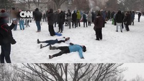 Warga AS Girang Main Perang Bola Salju di Tengah Cuaca Dingin Membeku