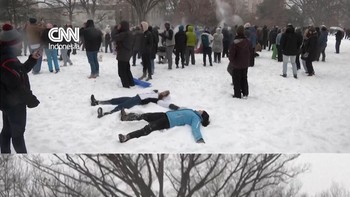 Warga AS Girang Main Perang Bola Salju di Tengah Cuaca Dingin Membeku