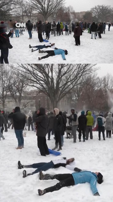Warga AS Girang Main Perang Bola Salju di Tengah Cuaca Dingin Membeku