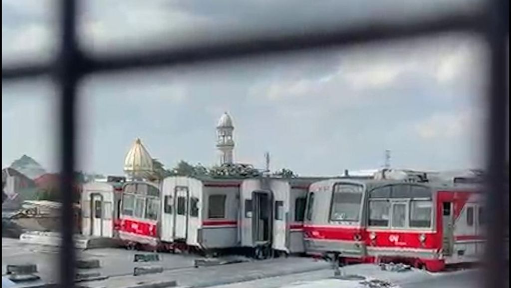 Penampakan Bangkai Gerbong KRL di Depo Depok