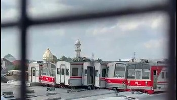 Penampakan Bangkai Gerbong KRL di Depo Depok