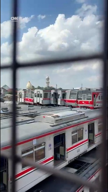 Penampakan Bangkai Gerbong KRL di Depo Depok