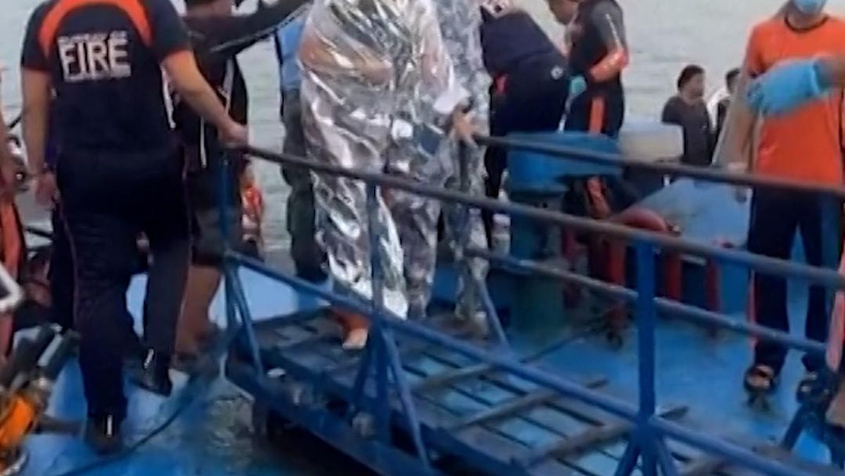 Momen Evakuasi Korban Selamat Tenggelamnya Kapal Feri di Filipina