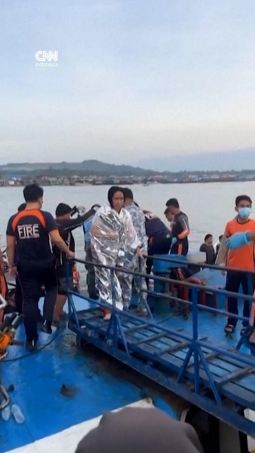 Momen Evakuasi Korban Selamat Tenggelamnya Kapal Feri di Filipina