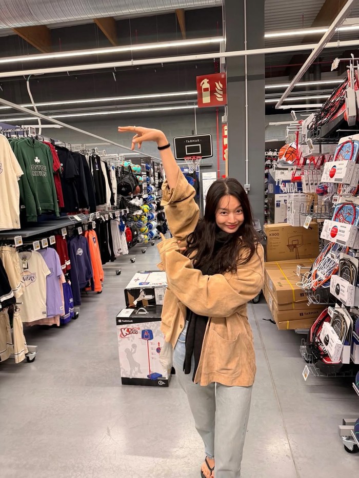 Tujuan dalam perjalanan bulan madu adalah mengunjungi salah satu toko dari brand olahraga basket Tarmak. Hal ini seolah menyiratkan semangat kehidupan baru pernikahan Shin Min Ah dan Kim Woo Bin yang sehat dan seru./ Foto: instagram.com/ilusomina