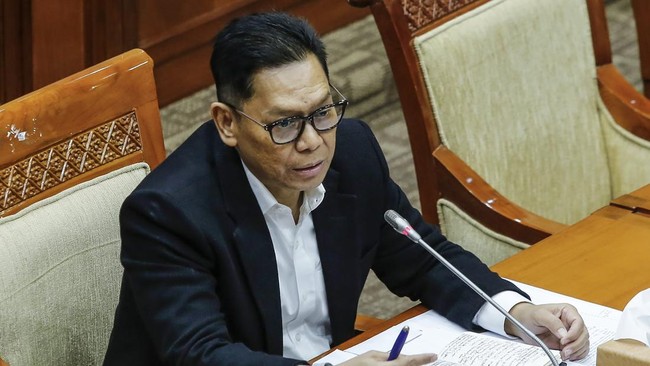 Ketua Komisi III DPR, Habiburokhman, mengungkap alasan menganulir Inosentius Samsul dan menyetujui Adies Kadir sebagai calon hakim MK pengganti Arief Hidayat.
