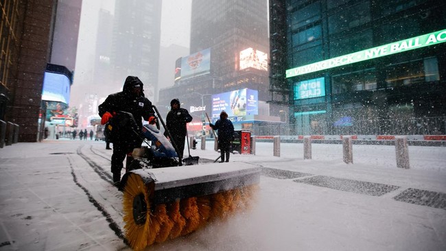 Ribuan penerbangan dibatalkan hingga pemadaman listrik massal terjadi di sejumlah negara bagian AS imbas badai salju.