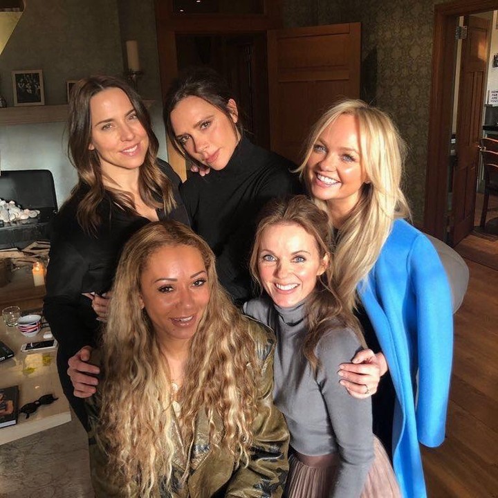 <p>Kehidupan para artis tak pernah lepas dari sorotan publik. Begitu juga dengan perancang busana sekaligus model ternama Victoria Beckham. Kabar terbarunya, ia kembali membagikan kebersamaan dengan member Spice Girls, Bunda. (Foto: Instagram @victoriabeckham)</p>